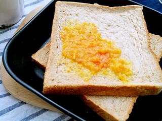 18、橙子果酱 化痰消食防感冒,舀一勺抹在面包上，清甜可口，开胃消食，还可以化痰止咳哦。