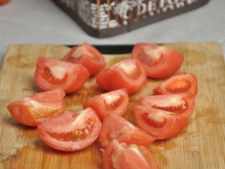 4、超级百搭实用――自制番茄酱,番茄去皮后切块备用