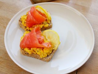 8、三文鱼鸡蛋三明治,11..放一片三文鱼,半片柠檬。