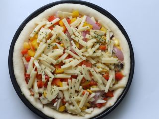 18、鸡肉蔬菜披萨,然后再撒上最后的100克芝士条，再放入适量的欧芹片即可