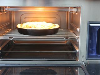 19、鸡肉蔬菜披萨,蒸汽烤箱提前预热好200度10分钟，再把准备好的披萨放入烤条中层200度23分钟，如果中途表面上色就要盖上锡纸，避免表面太焦