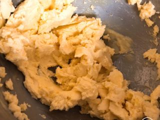 1、焦糖杏仁酥,将黄油在室温稍微软化下，加入糖粉，进行打发，打发至羽毛状。