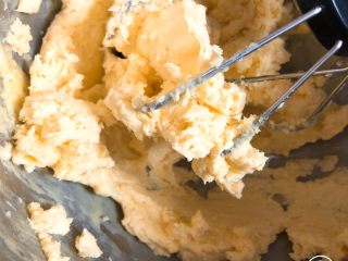 2、焦糖杏仁酥,将鸡蛋分次加入，至少分三次加入，每次待鸡蛋完全吸进去再加下一次。