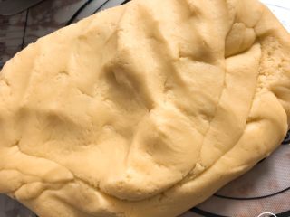 3、焦糖杏仁酥,鸡蛋完全吸入后，如果第一步黄油打的不是特别好，第二步加入鸡蛋后可以再稍加打发，之后加入低粉，并搅拌成面团。