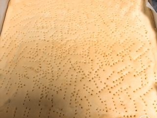 5、焦糖杏仁酥,冷藏半小时后，拿出，用刀叉在面团上画成如图所示效果，为了防止烤的过程中气泡使面团鼓起。