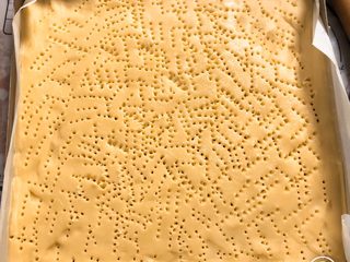 6、焦糖杏仁酥,上火180度，下火180度，放置烤箱中层烤20min左右，上层颜色会稍微变深。