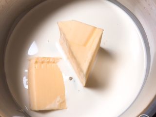 7、焦糖杏仁酥,烤饼底的同时，可以做焦糖杏仁面啦，先将除杏仁以外的其他原料称出来，放入合适的容器中。