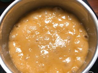 8、焦糖杏仁酥,先小火加热，使黄油融化，期间可以搅拌，以免糊锅，熬至115度，再将杏仁片加入。使杏仁片均匀混合进去即可，注意不要将杏仁片搅碎，尽量保持完整。