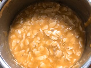 9、焦糖杏仁酥,焦糖杏仁酱就煮好了，待饼底烤好后，稍微凉一下，再将杏仁酱平铺其上，注意焦糖杏仁酱不要放太凉，趁热铺比较好操作。