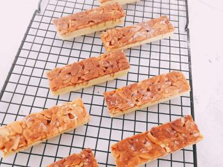 11、焦糖杏仁酥,烤好后，放至稍凉，待表面焦糖杏仁酱凝固，倒置过来切，根据需求切成想要的形状，按28X28的模具，可以切成7x4的形状，大概切28块。