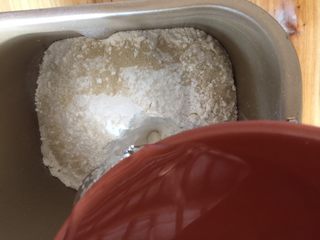 4、大白馒头,加入约30-40度的温水