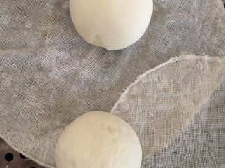 13、大白馒头,揉至表面光滑后放至放了冷水的蒸锅中醒发约10分钟，然后大火蒸开后转中火蒸约13分钟即可。关火后间隔几分钟再掀盖，以免回缩或裂开