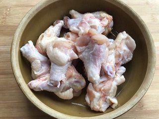 1、鸡翅根还能做出惊艳的宴客菜,鸡翅根洗净。