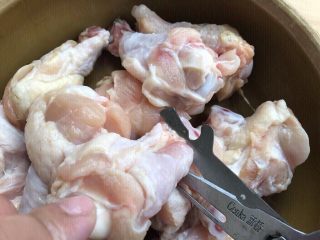 2、鸡翅根还能做出惊艳的宴客菜,用厨房剪把鸡翅根小的那头剪开。骨和肉分离。