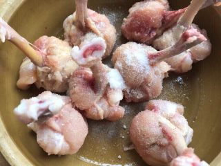 5、鸡翅根还能做出惊艳的宴客菜,把处理好的鸡翅根放入大碗,加入盐。