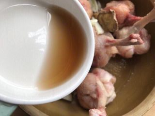 8、鸡翅根还能做出惊艳的宴客菜,加入料酒。