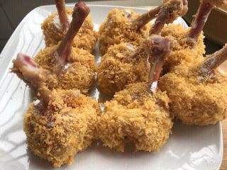 15、鸡翅根还能做出惊艳的宴客菜,全部沾好备用。