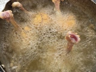 17、鸡翅根还能做出惊艳的宴客菜,放入鸡翅根,我把它分两次炸,一次四根。