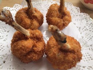 19、鸡翅根还能做出惊艳的宴客菜,炸好夹出沥油。