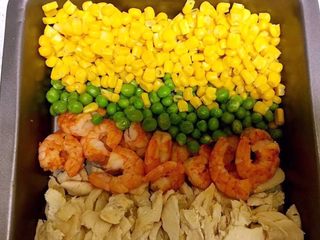 5、至尊披萨,玉米粒，豌豆粒煮熟沥干水分，鸡肉煮熟撕开，虾仁煮熟或煎熟