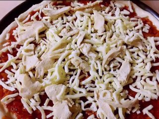 12、至尊披萨,放上鸡肉在撒上少许芝士