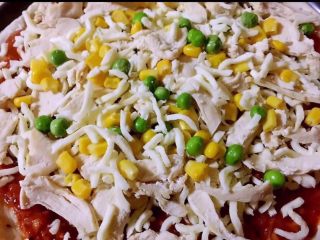 13、至尊披萨,放入玉米粒豌豆粒后皮在撒入少许芝士