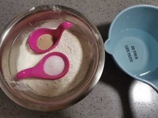 1、辣子锅盔,面粉里加入白糖，酵母，水，揉成光滑不粘手的面团