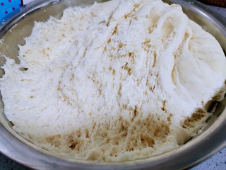 2、辣子锅盔,密封醒发至两倍大，如图内部呈蜂窝状即可