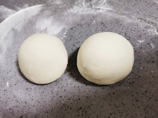 3、辣子锅盔,面团揉面排气至原来大小，分成2个剂子