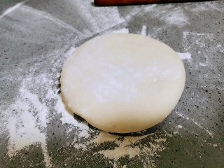 4、辣子锅盔,取其中一个，压成饼