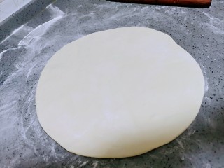 5、辣子锅盔,擀成厚约2mm的薄饼