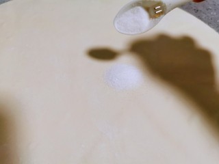 6、辣子锅盔,放入盐抹平