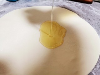 7、辣子锅盔,放入食用油抹平