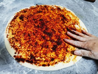 8、辣子锅盔,放入干辣椒面抹平