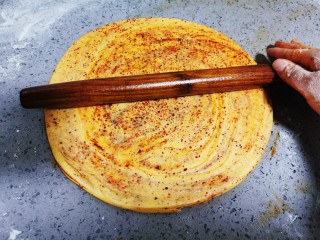 16、辣子锅盔,擀成厚约3mm的圆饼