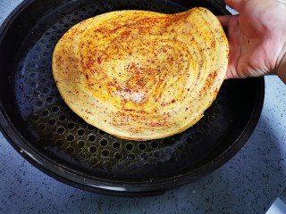 19、辣子锅盔,放入擀好的辣子饼