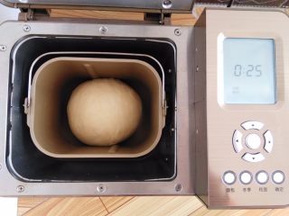 3、香软肉松牛奶排包,面团整理一下,收圆,选择发酵程序,时间25分钟