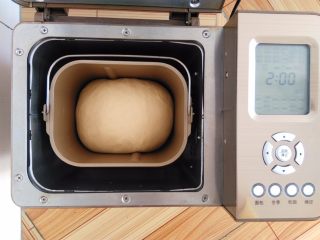 4、香软肉松牛奶排包,发酵完成,大约是2倍大