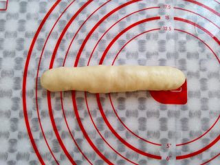 8、香软肉松牛奶排包,从下往上卷起来,收口处捏紧,收口朝下放
