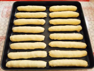 9、香软肉松牛奶排包,所有的面团依次整形,放入烤盘,预留够足够的空间