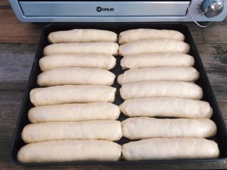 11、香软肉松牛奶排包,发酵到面团2倍大(预计时间30分钟)取出来刷一层薄薄的蛋黄水,预热烤箱上火120度,下火160度(实测温度)