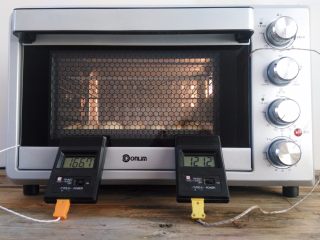 12、香软肉松牛奶排包,烤盘放入烤箱最底部,实测温度上火120度,下火160度烤25分钟,烤到上色后可以调低上火或者是加盖锡纸