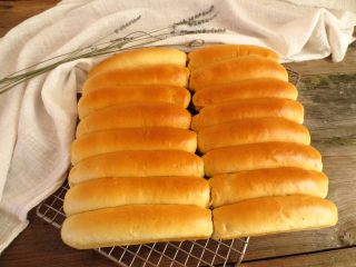 13、香软肉松牛奶排包,取出放晾网上晾干水汽,上色很漂亮,一点不比外面面包房的逊色