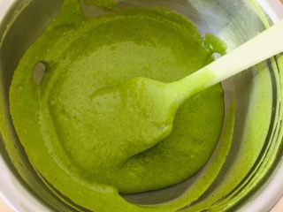 8、菠菜戚风蛋糕,继续搅拌成细腻状态。