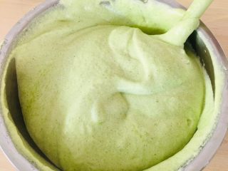 13、菠菜戚风蛋糕,全部翻拌均匀。