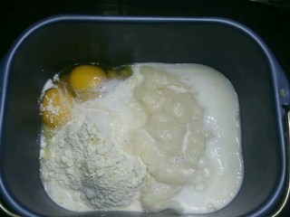 1、纯牛奶小吐司,除黄油外所有配料放入面包机