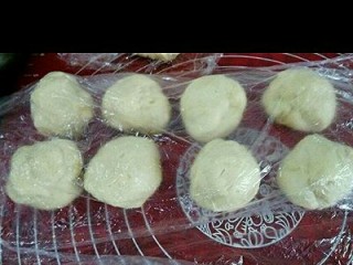 5、纯牛奶小吐司,取出面团,排气,分成8个,揉圆,盖保鲜膜松弛15分钟