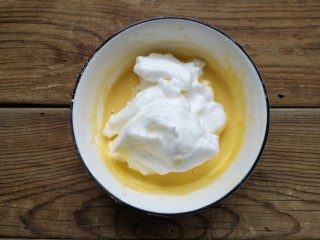 7、舒芙蕾——给你做舒芙蕾的人 一定很爱你,取1/3打好的蛋白霜加进到蛋黄糊中。