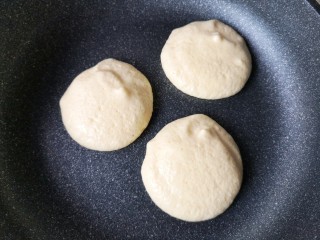 11、舒芙蕾——给你做舒芙蕾的人 一定很爱你,麦饭石平底不粘锅开小火，舀2勺（约15克一勺）蛋糊叠加放进锅底，盖上锅盖，小火烘2-3分钟。