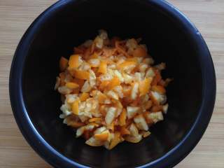 5、金桔酱,再把金桔切碎（越碎越好）